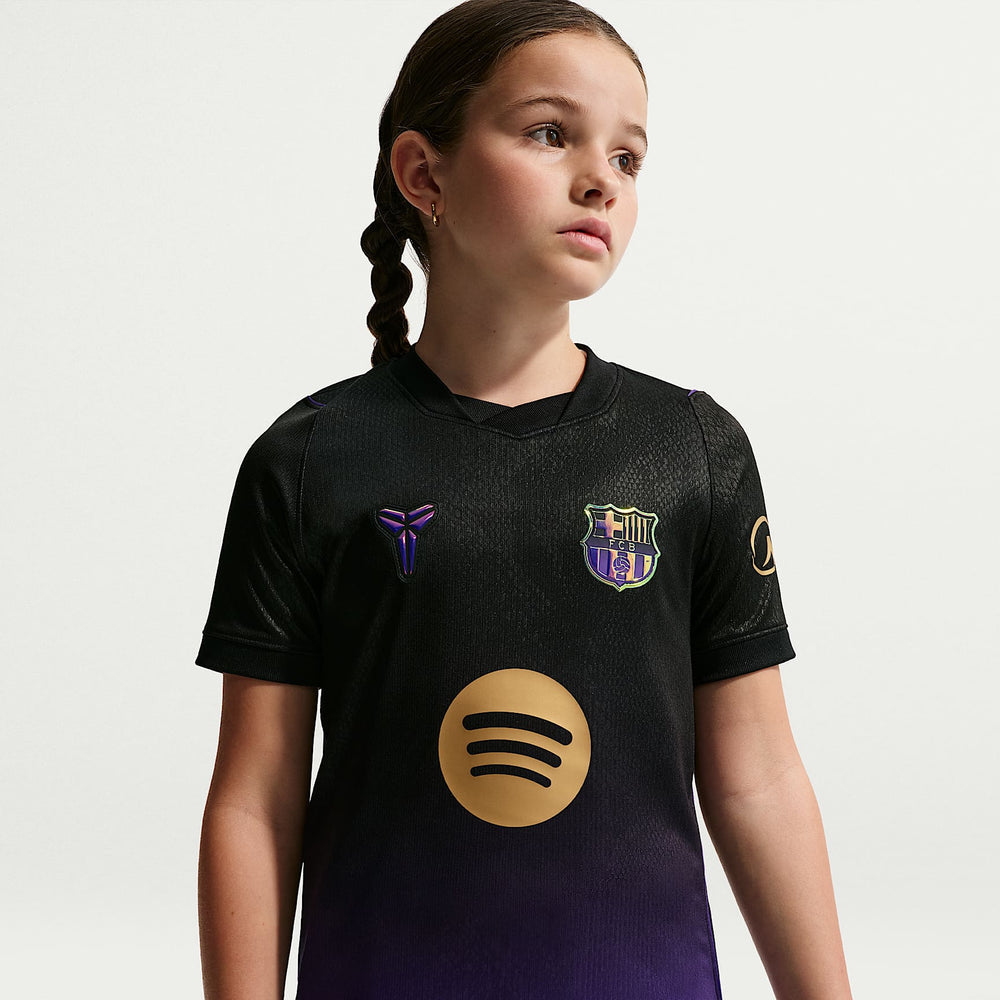 Kit Infantil Barcelona II 2026/27 Preto e Roxo Camisa e Shorts - criança vestindo o kit, outro ângulo