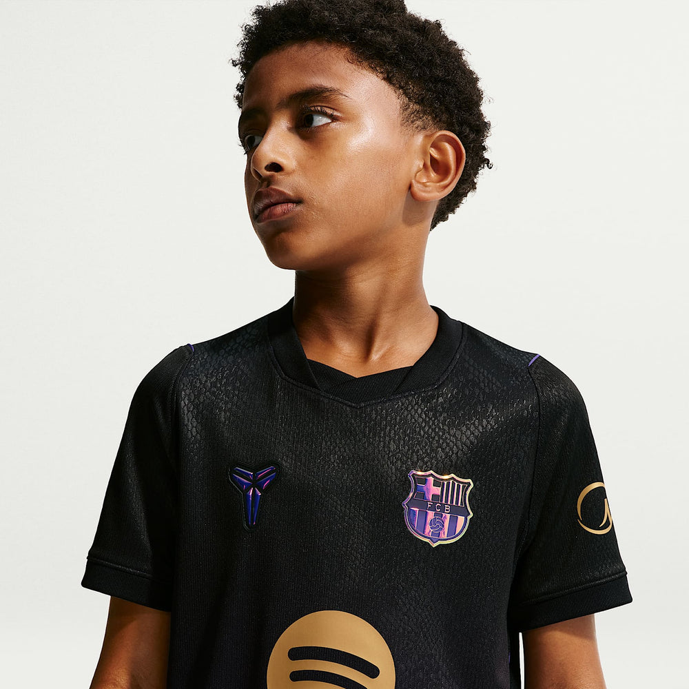Kit Infantil Barcelona II 2026/27 Preto e Roxo Camisa e Shorts - criança vestindo o kit, vista lateral