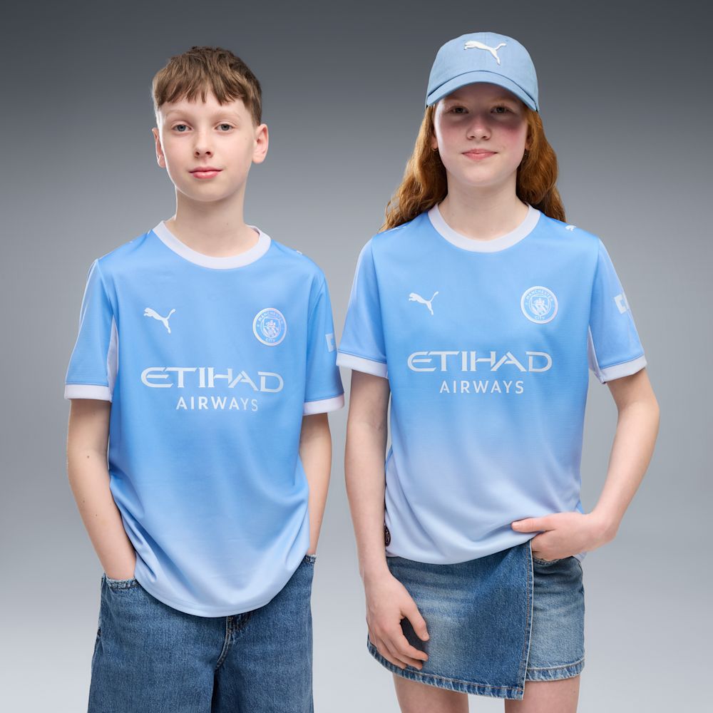 Kit Infantil Manchester City I 2026/27 Azul-Celeste Camisa e Shorts - criança vestindo o kit