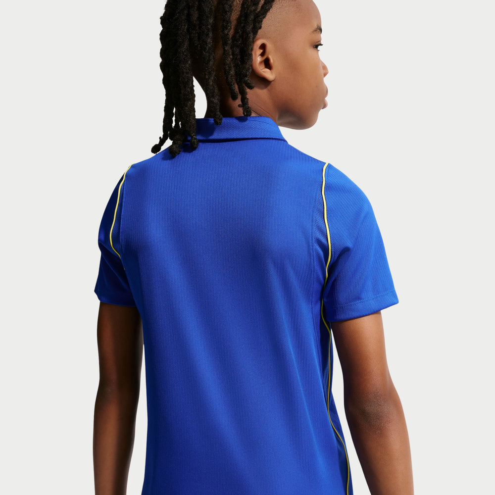Kit Infantil Chelsea I 2026/27 Azul Camisa e Shorts - criança vestindo o kit, vista de costas