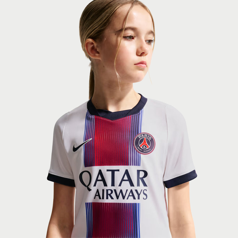 Kit Infantil PSG II 2026/27 Branco Camisa e Shorts - criança vestindo o kit, outro ângulo