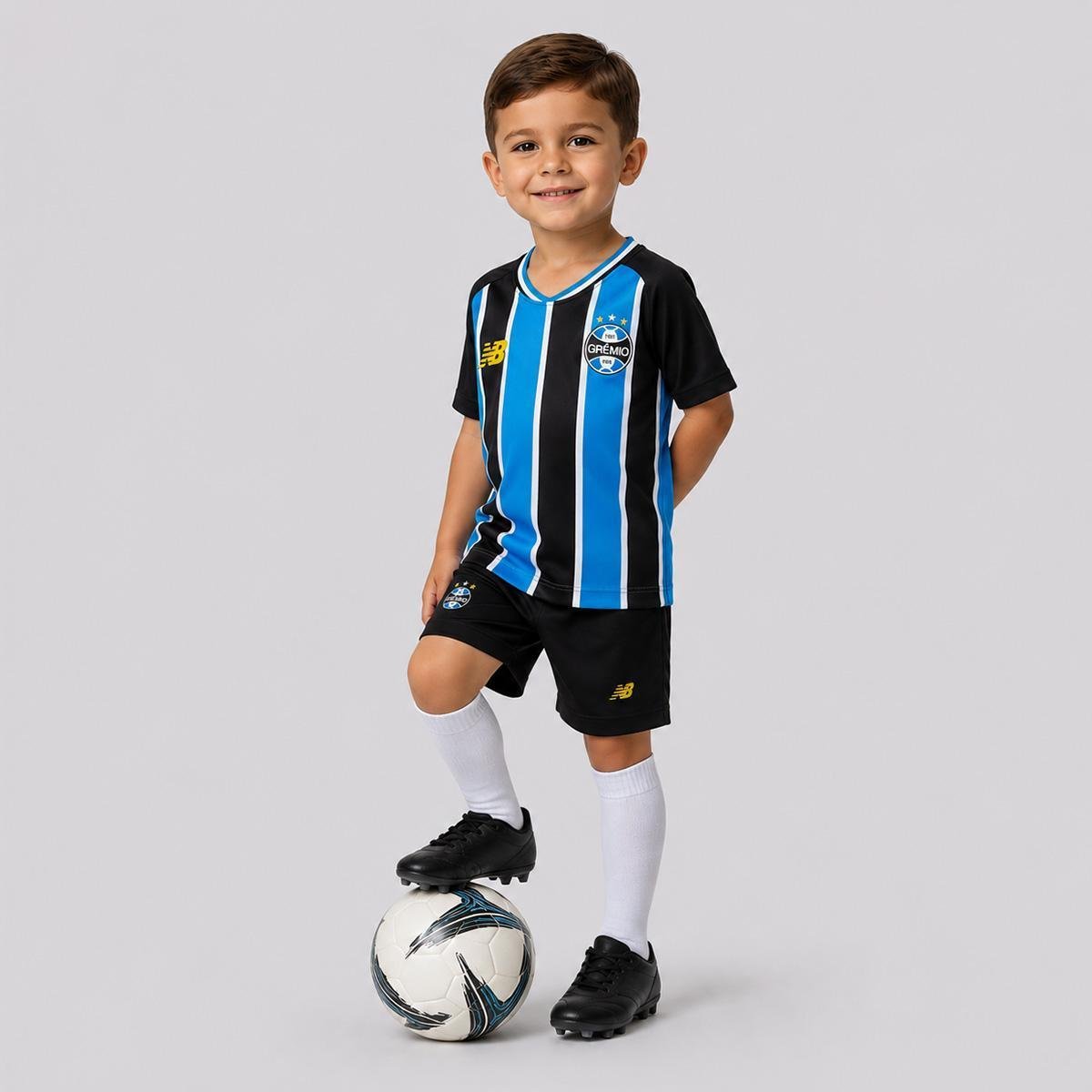 Kit Infantil Grêmio I 2026/27 Tricolor Camisa e Shorts - criança vestindo o kit