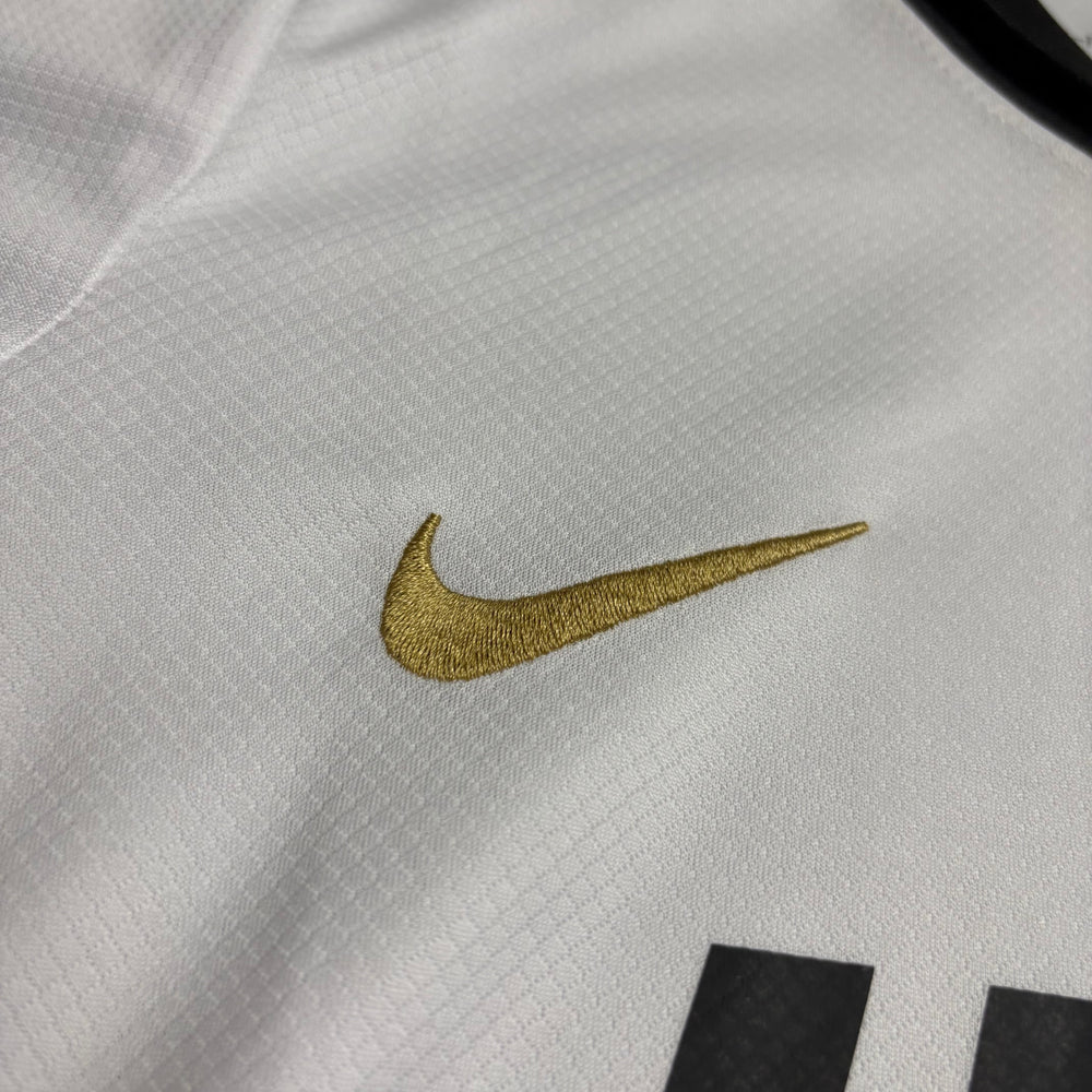 Kit Infantil Atlético Mineiro II 2026/27 Branco Camisa e Shorts - detalhe do logo do fornecedor