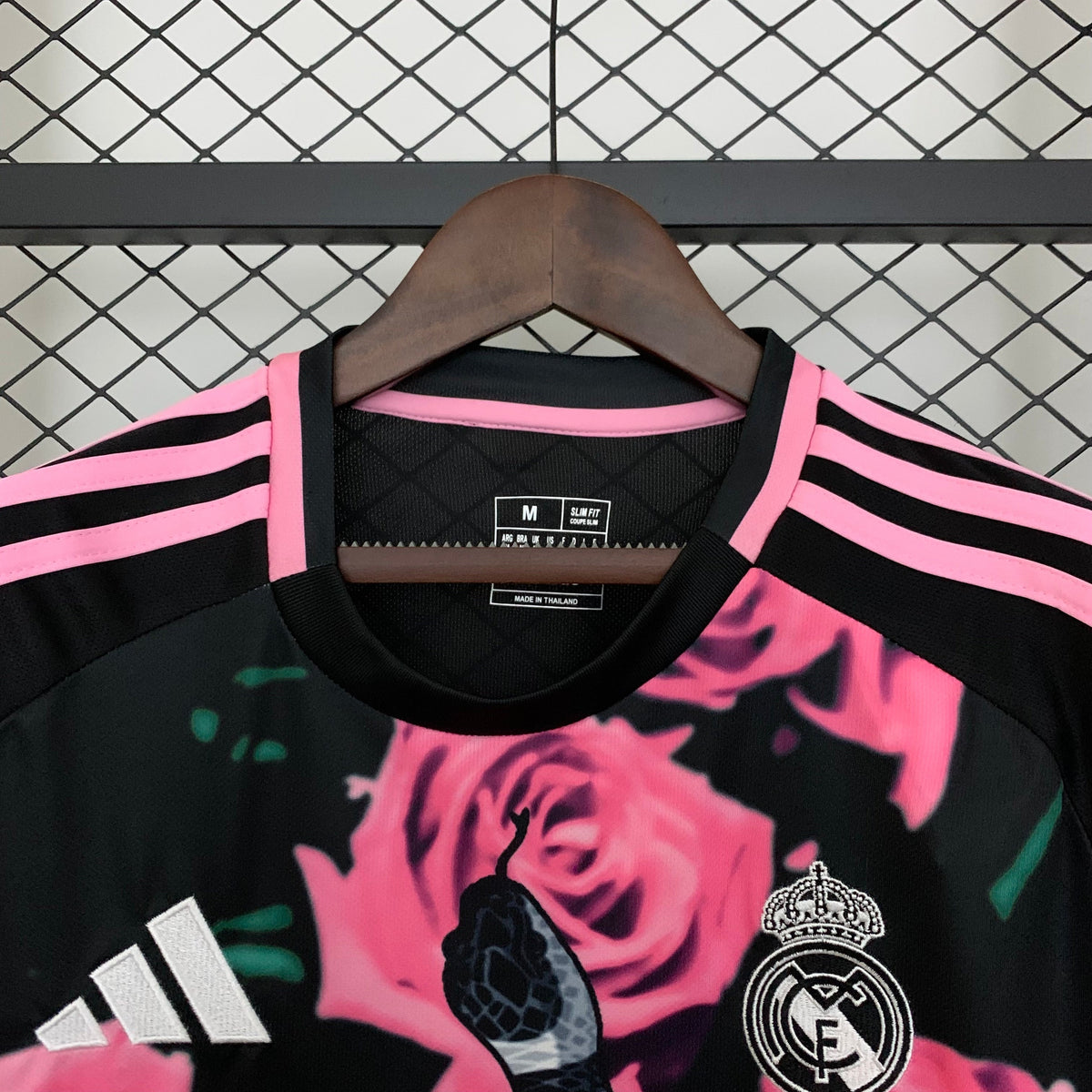 Camisa Real Madrid Edição Especial 2025/26 Rosa e Preta - Torcedor