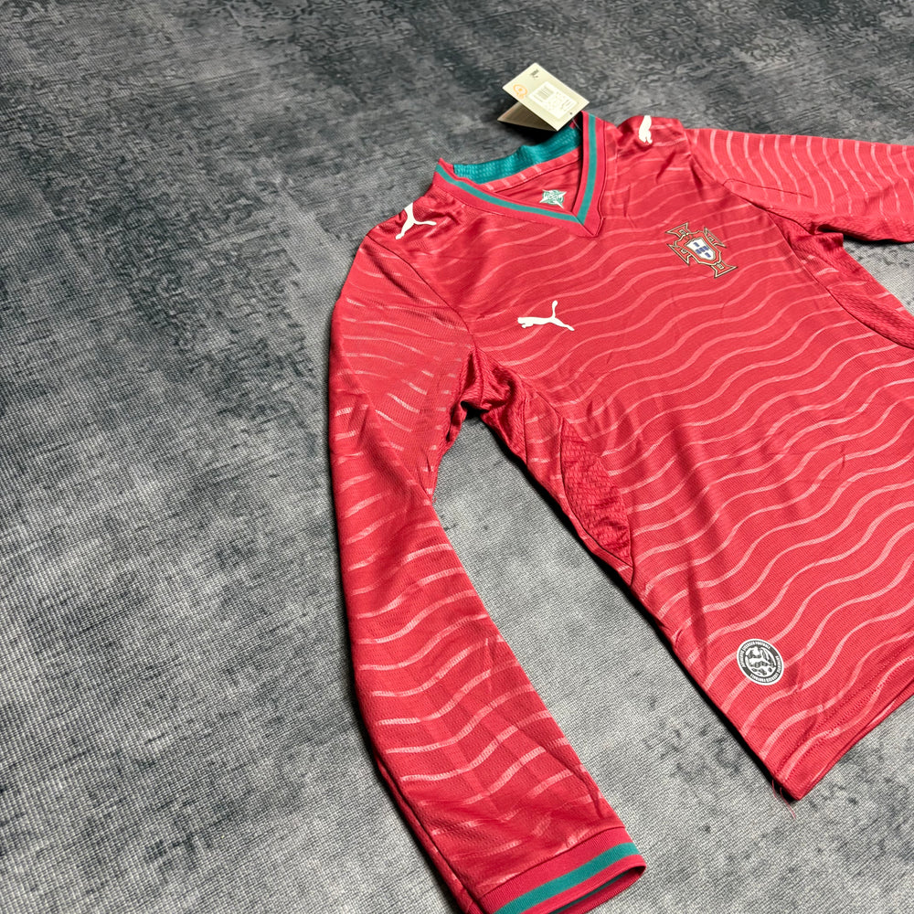 Kit Infantil Portugal I 2026/27 Manga Longa Vermelho Camisa e Shorts - detalhe da manga