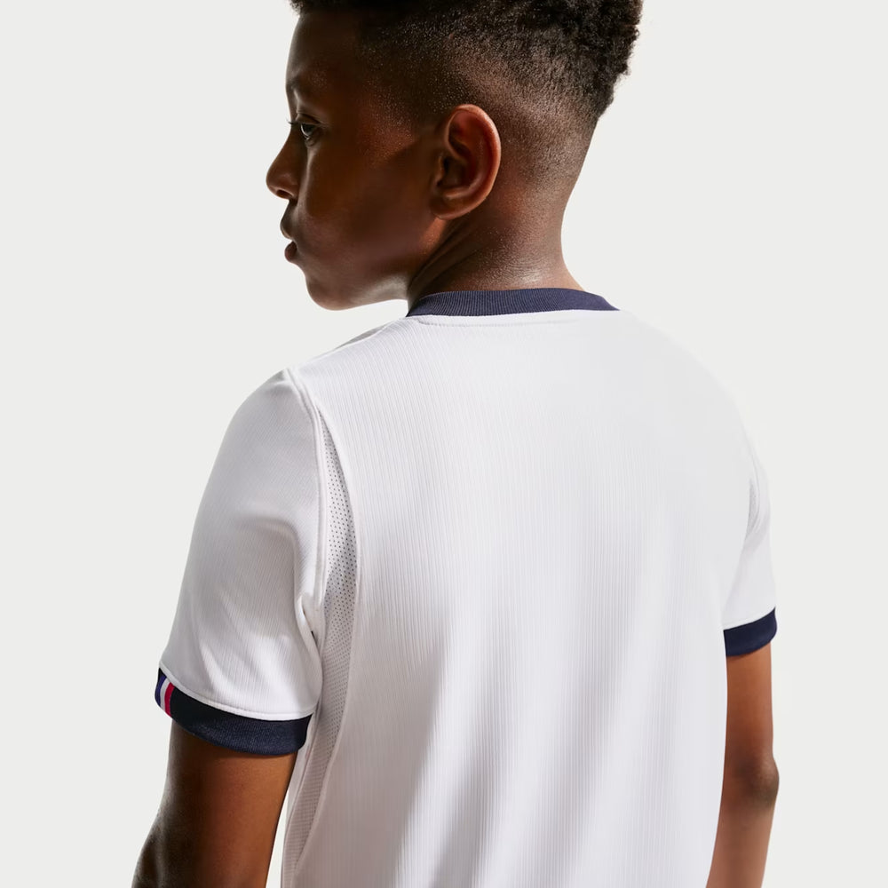 Kit Infantil PSG II 2026/27 Branco Camisa e Shorts - criança vestindo o kit, vista de costas