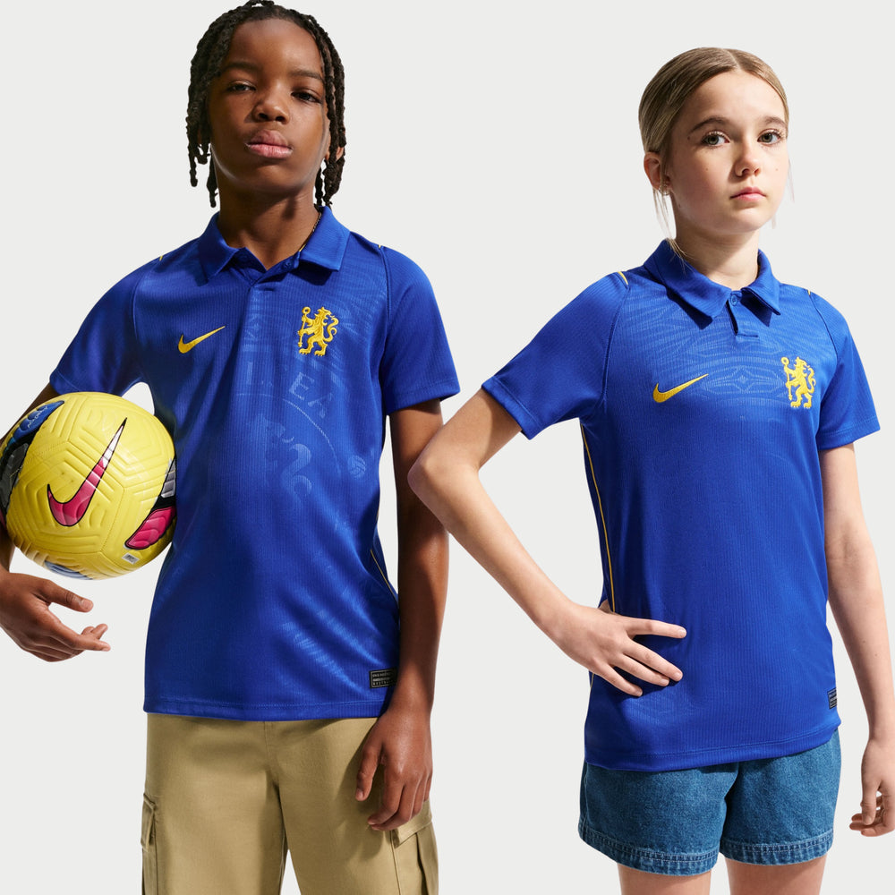 Kit Infantil Chelsea I 2026/27 Azul Camisa e Shorts - criança vestindo o kit