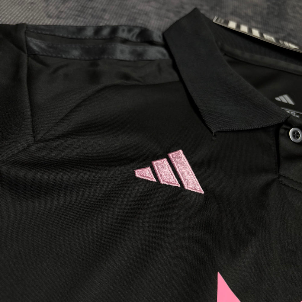 Kit Infantil Inter Miami II 2026/27 Preto Camisa e Shorts - detalhe do logo do fornecedor