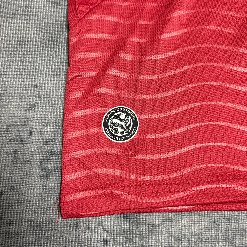 Kit Infantil Portugal I 2026/27 Manga Longa Vermelho Camisa e Shorts - detalhe do patch da manga