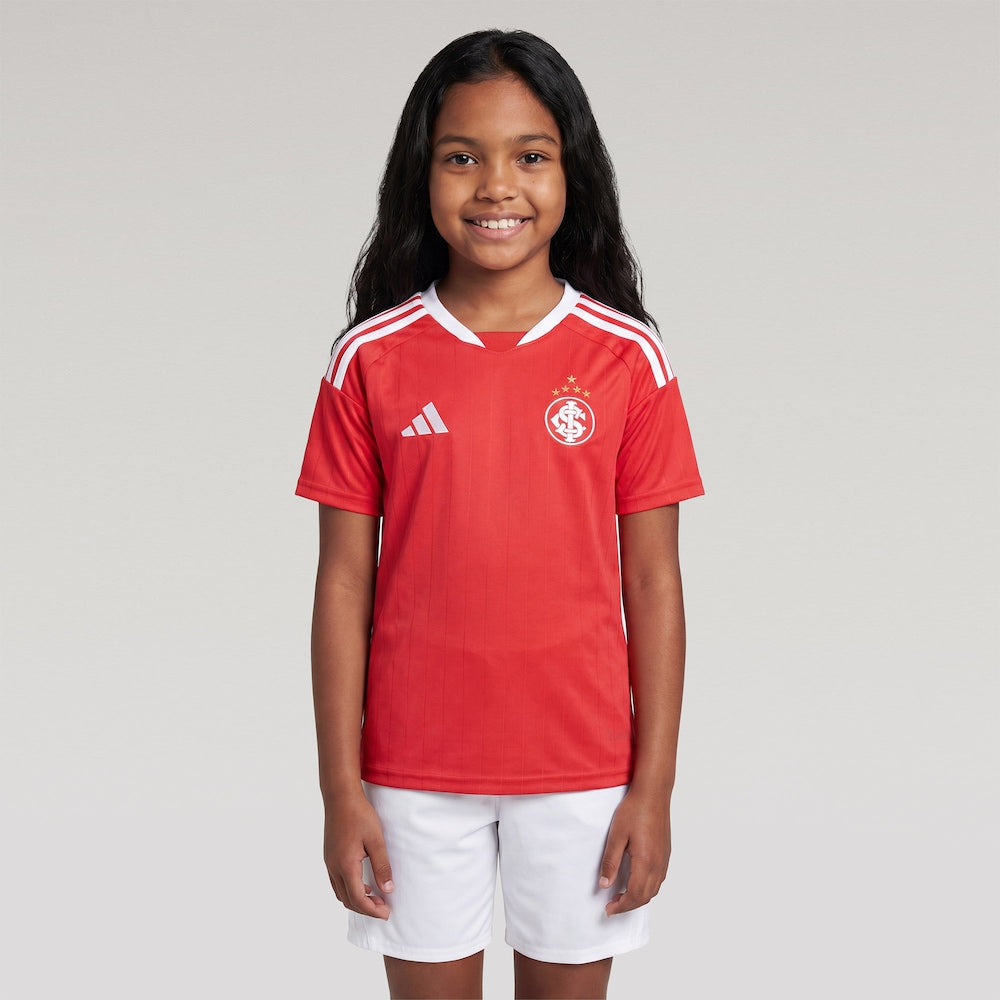 Kit Infantil Internacional I 2026/27 Vermelho Camisa e Shorts - criança vestindo o kit, outro ângulo