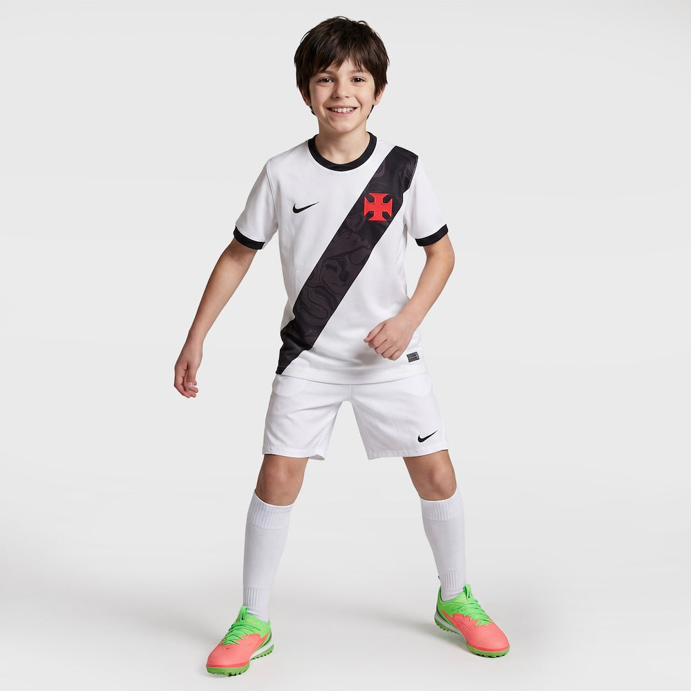 Kit Infantil Vasco II 2026/27 Branco Camisa e Shorts - criança vestindo o kit, corpo inteiro