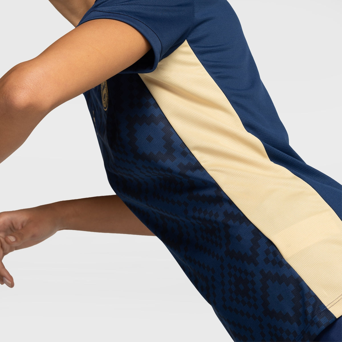 Camisa Bahia III 2026/27 Azul-Marinho e Dourada Feminina Torcedor - detalhes de acabamento 4