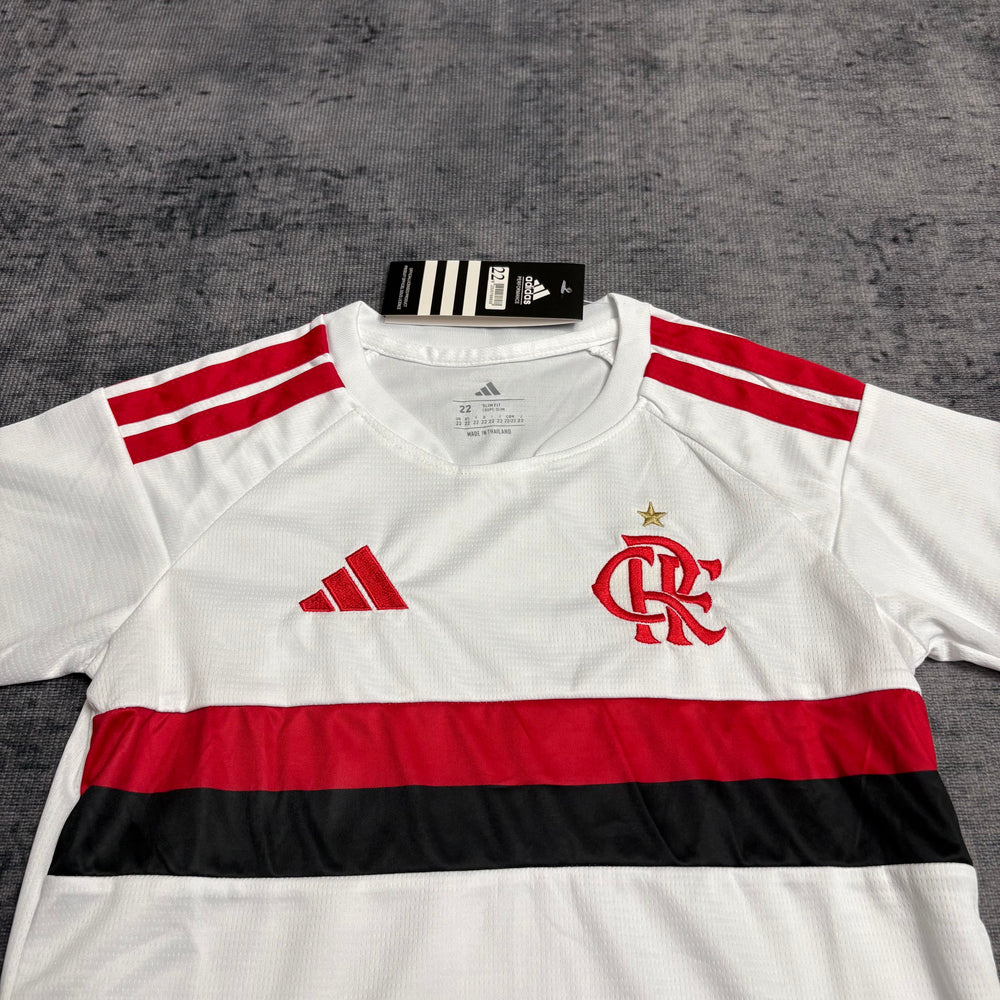 Kit Infantil Flamengo II 2026/27 Branco Camisa e Shorts - detalhe do peito