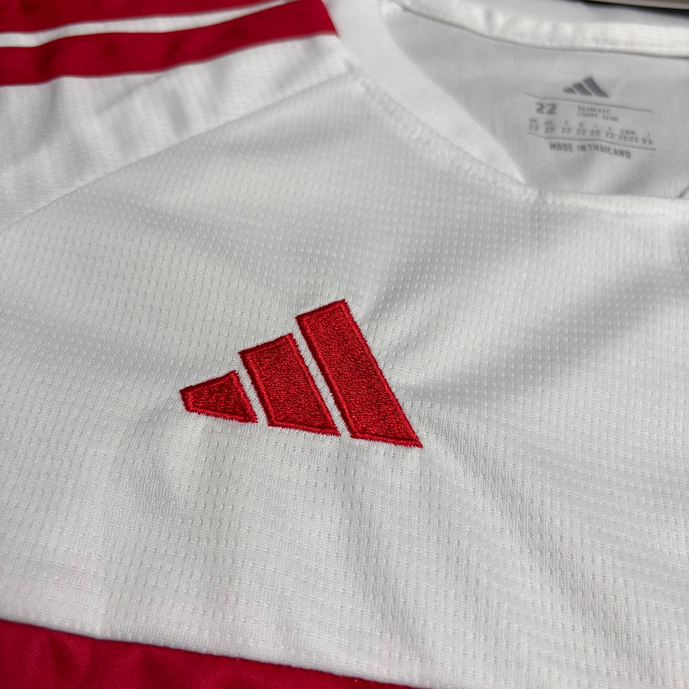 Kit Infantil Flamengo II 2026/27 Branco Camisa e Shorts - detalhe do logo do fornecedor