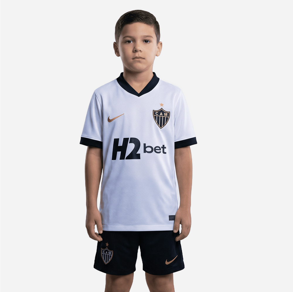 Kit Infantil Atlético Mineiro II 2026/27 Branco Camisa e Shorts - criança vestindo o kit