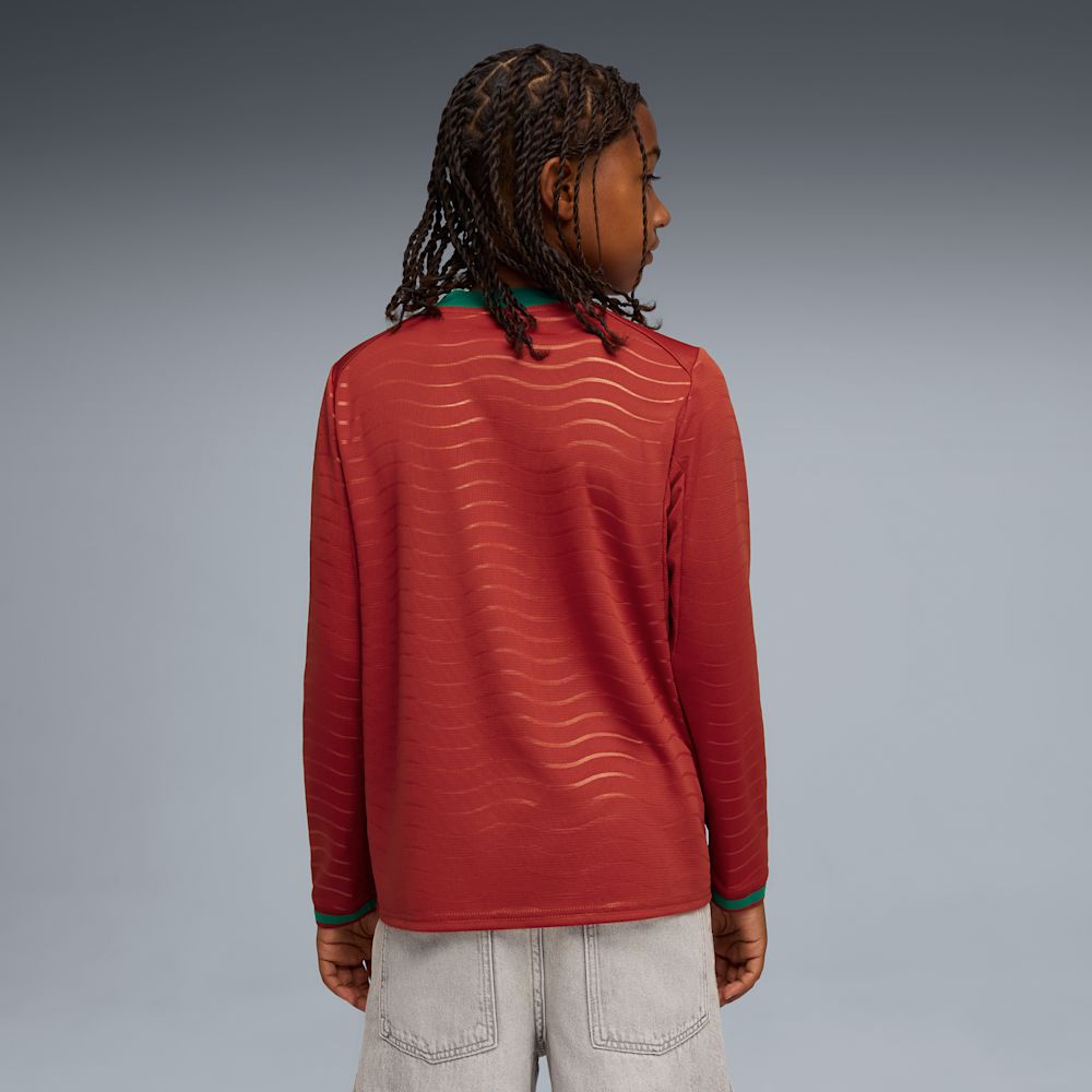 Kit Infantil Portugal I 2026/27 Manga Longa Vermelho Camisa e Shorts - criança vestindo o kit, vista de costas