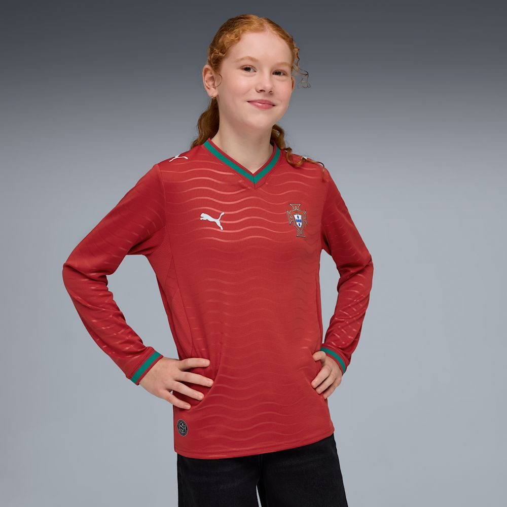 Kit Infantil Portugal I 2026/27 Manga Longa Vermelho Camisa e Shorts - criança vestindo o kit