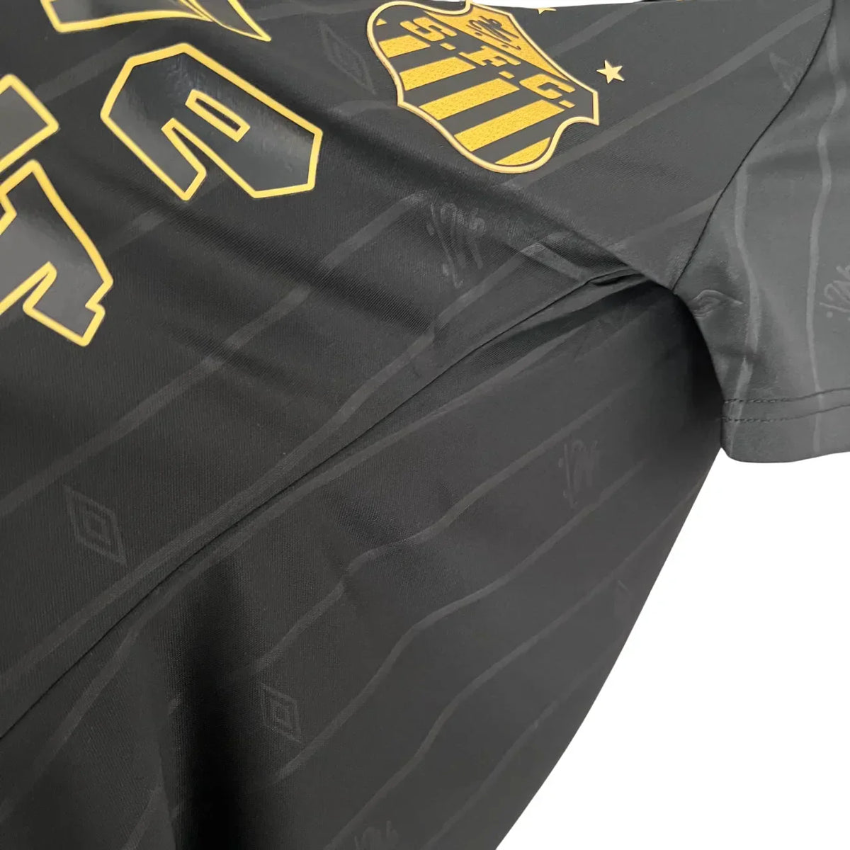 Camisa Santos Charlie Brown Jr. Feminina 2024 - Preta e Dourada - foto 3