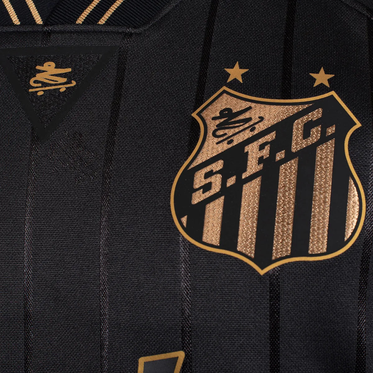 Camisa Santos Charlie Brown Jr. 2024 - Preta e Dourada - foto 4
