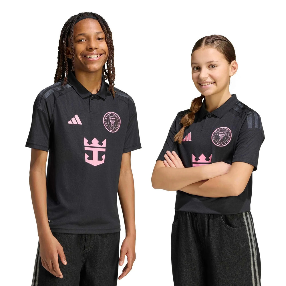 Kit Infantil Inter Miami II 2026/27 Preto Camisa e Shorts - criança vestindo o kit