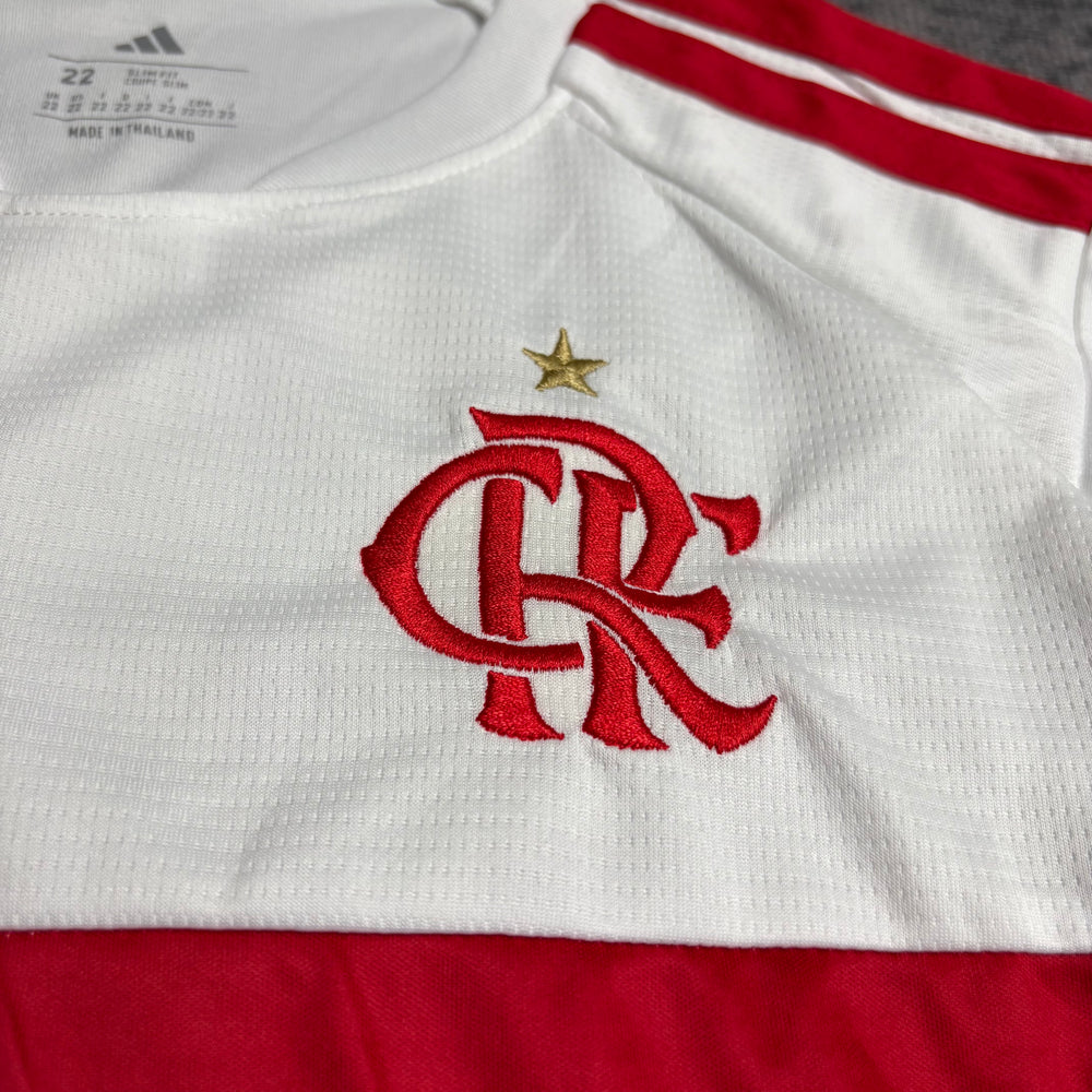 Kit Infantil Flamengo II 2026/27 Branco Camisa e Shorts - detalhe do escudo bordado