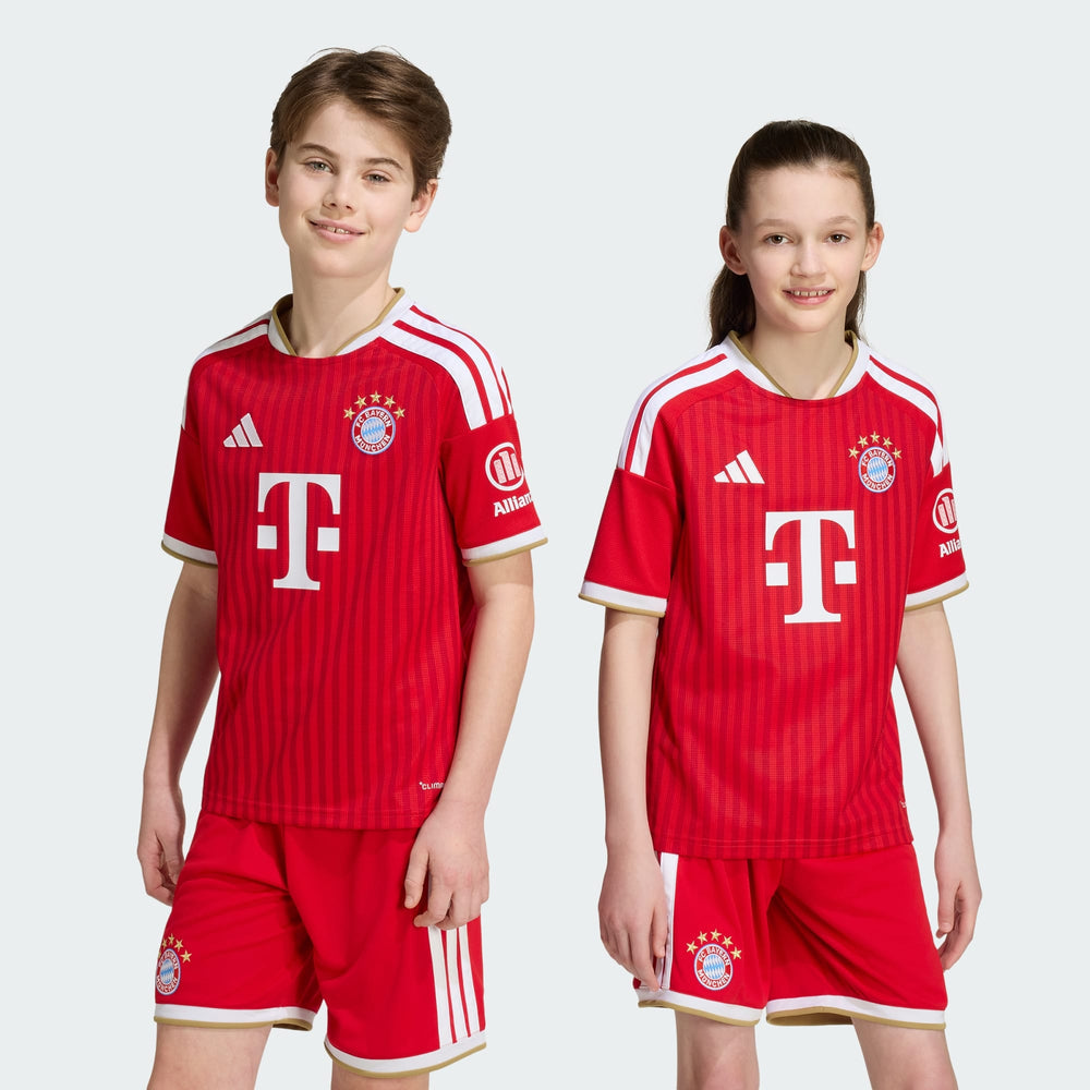 Kit Infantil Bayern de Munique I 2026/27 Vermelho Camisa e Shorts - criança vestindo o kit