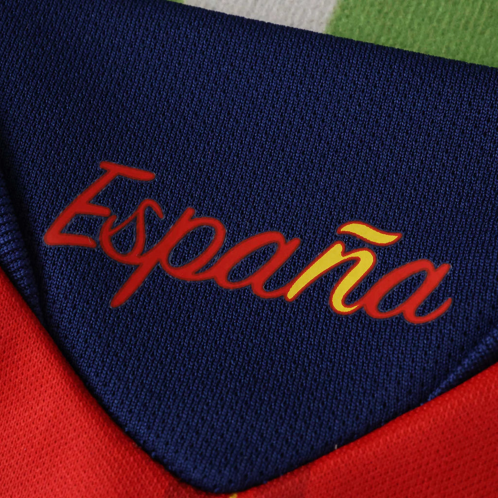 Camisa Espanha I 2026 Vermelha Campeã do Mundo 2 Estrelas Torcedor - detalhes de acabamento 1