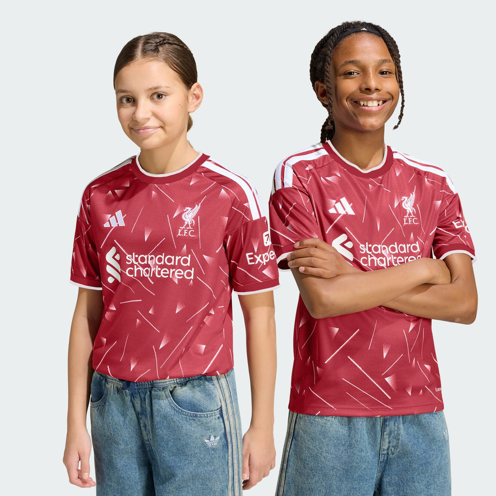 Kit Infantil Liverpool I 2026/27 Vermelho Camisa e Shorts - criança vestindo o kit