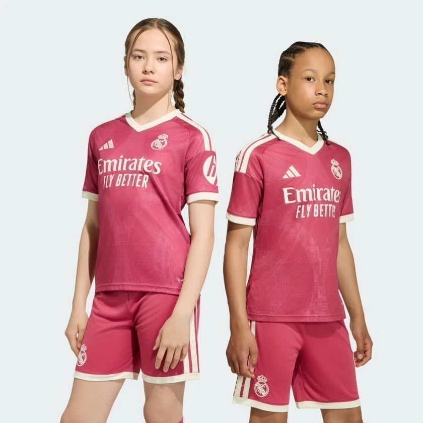 Kit Infantil Real Madrid III 2026/27 Rosa Camisa e Shorts - criança vestindo o kit