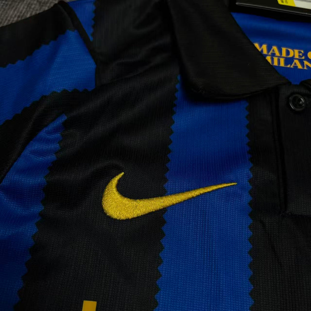 Kit Infantil Inter de Milão I 2026/27 Azul e Preto Camisa e Shorts - detalhe do logo do fornecedor
