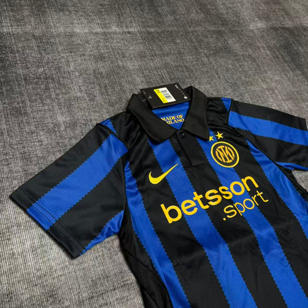 Kit Infantil Inter de Milão I 2026/27 Azul e Preto Camisa e Shorts - detalhe do peito