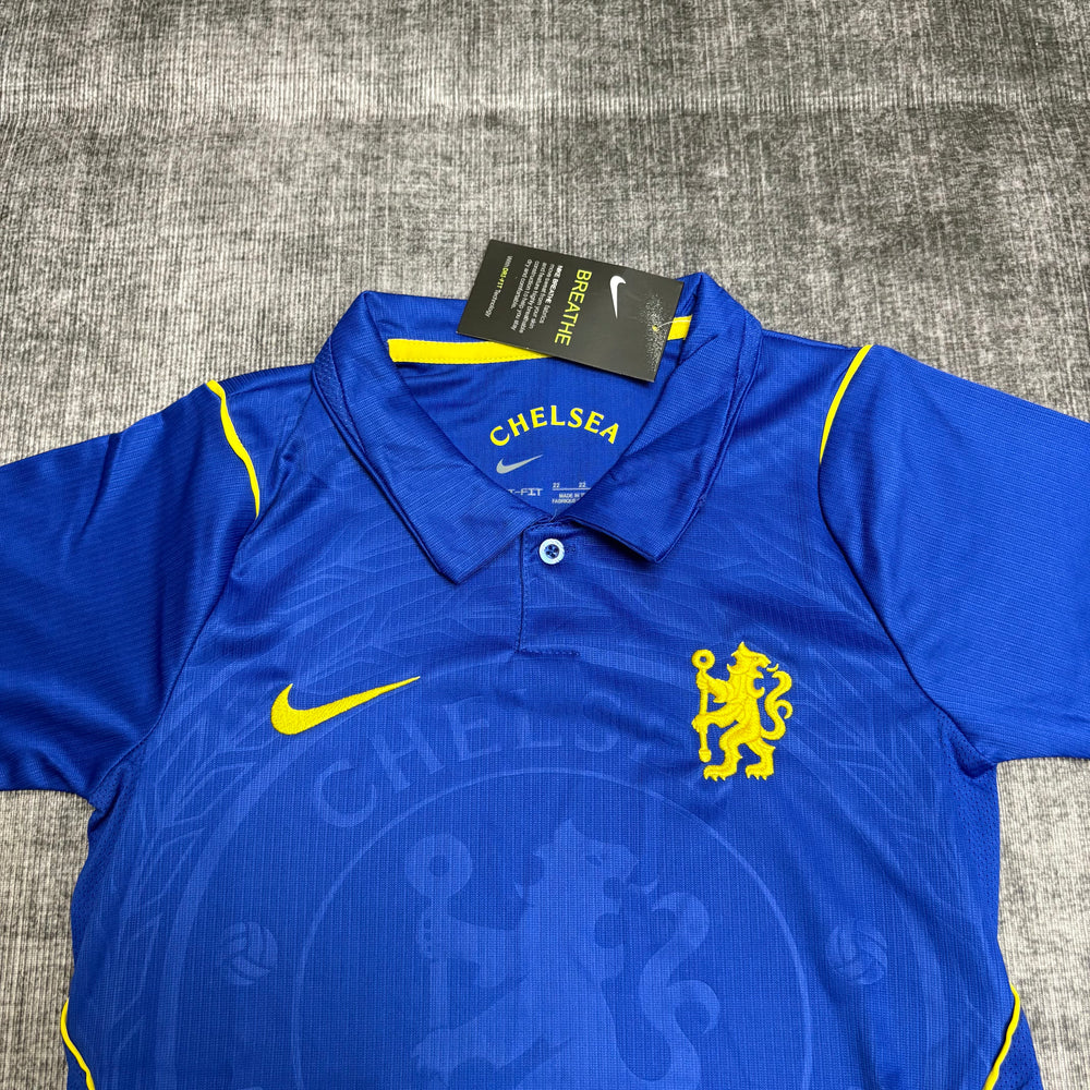 Kit Infantil Chelsea I 2026/27 Azul Camisa e Shorts - detalhe do peito