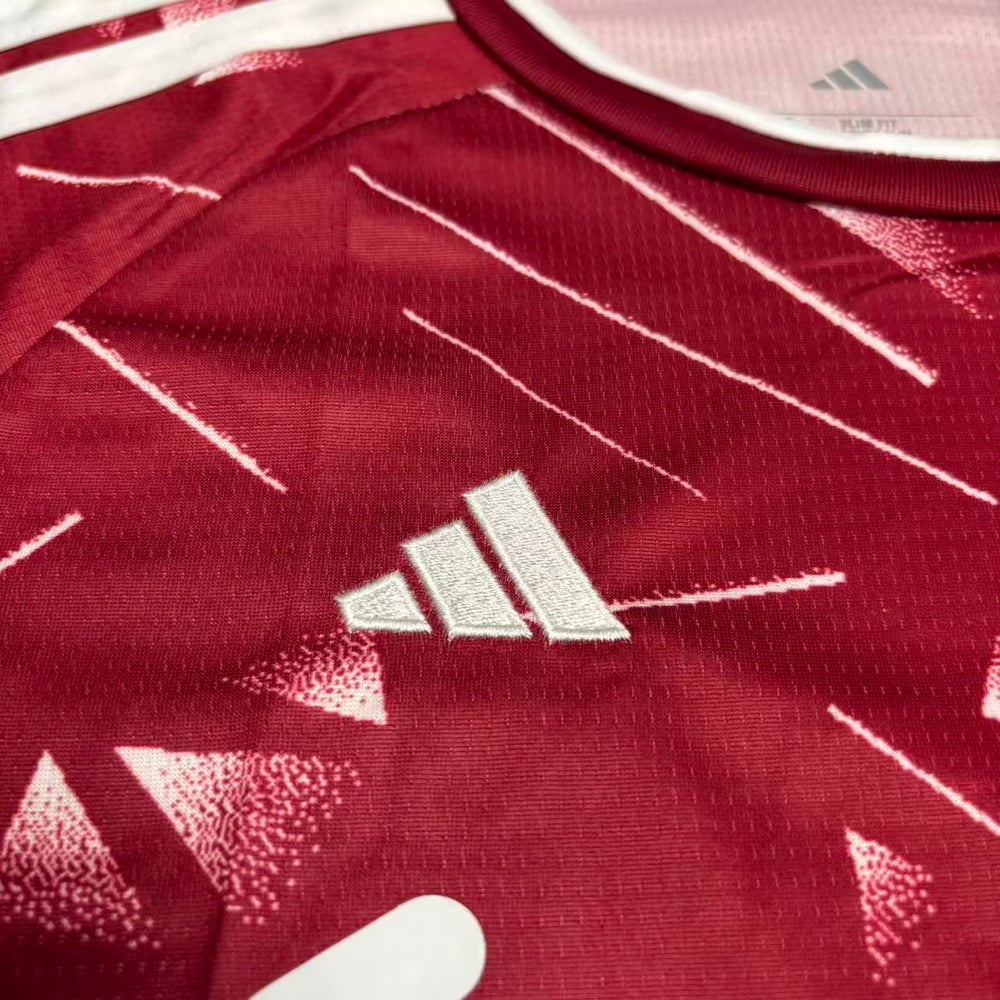 Kit Infantil Liverpool I 2026/27 Vermelho Camisa e Shorts - detalhe do logo do fornecedor