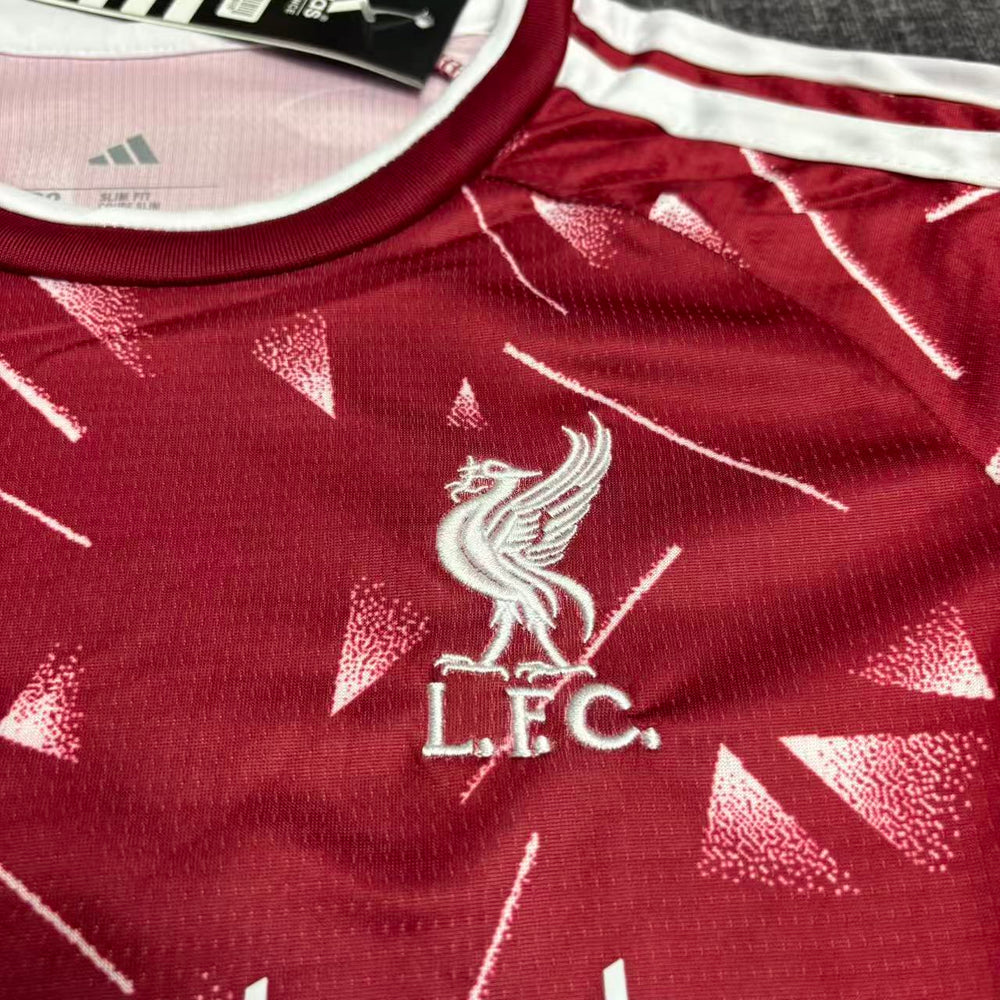 Kit Infantil Liverpool I 2026/27 Vermelho Camisa e Shorts - detalhe do escudo bordado