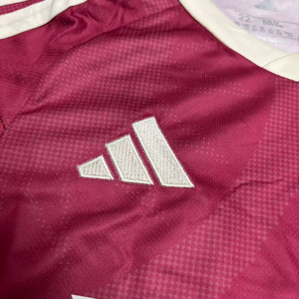 Kit Infantil Real Madrid III 2026/27 Rosa Camisa e Shorts - detalhe do logo do fornecedor