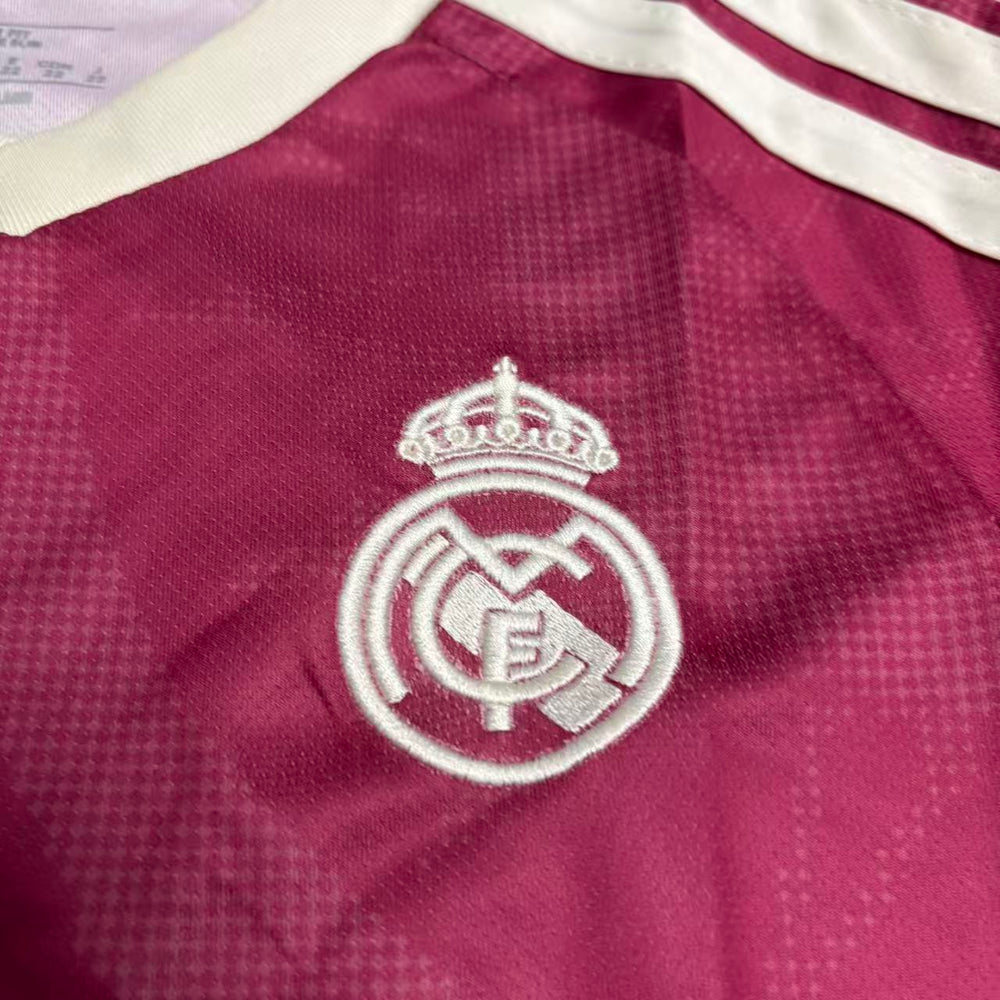 Kit Infantil Real Madrid III 2026/27 Rosa Camisa e Shorts - detalhe do escudo bordado