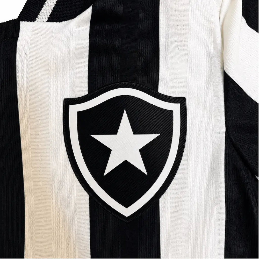 Kit Infantil Botafogo I 2026/27 Alvinegro Camisa e Shorts - detalhe do escudo bordado