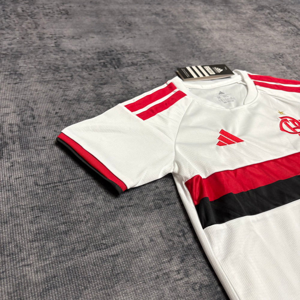 Kit Infantil Flamengo II 2026/27 Branco Camisa e Shorts - detalhe da manga