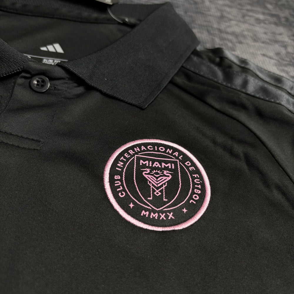 Kit Infantil Inter Miami II 2026/27 Preto Camisa e Shorts - detalhe do escudo bordado