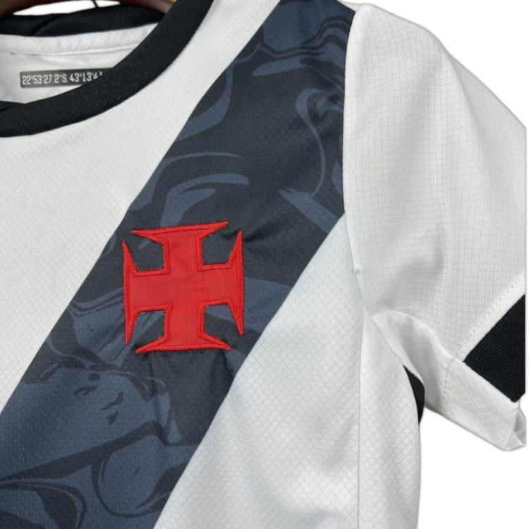 Kit Infantil Vasco II 2026/27 Branco Camisa e Shorts - detalhe da Cruz de Malta