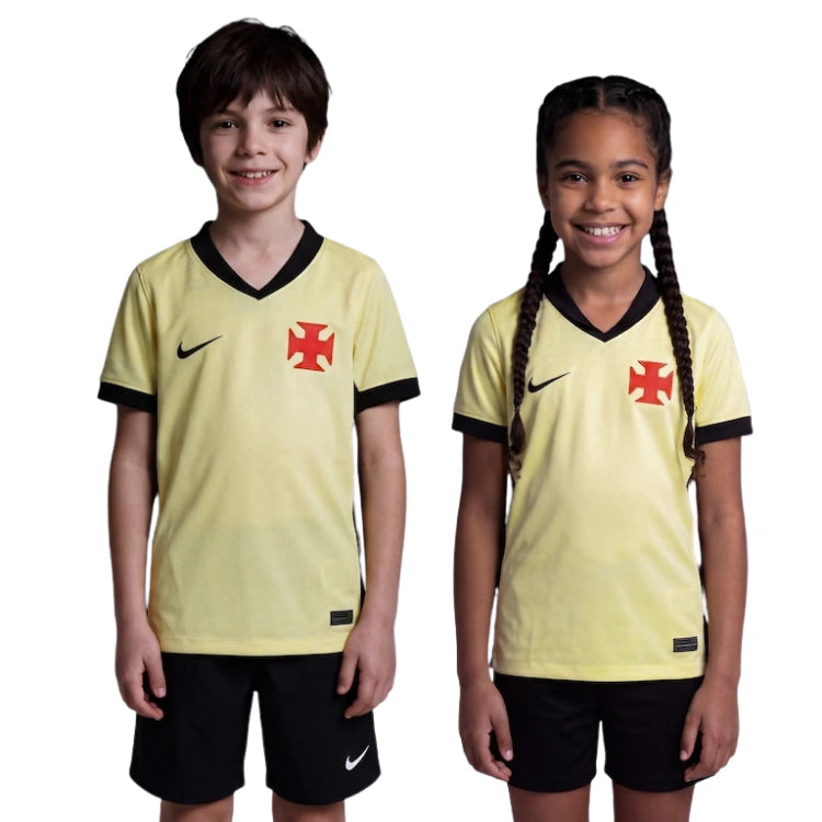 Kit Infantil Vasco III 2026/27 Amarelo Camisa e Shorts - criança vestindo o kit