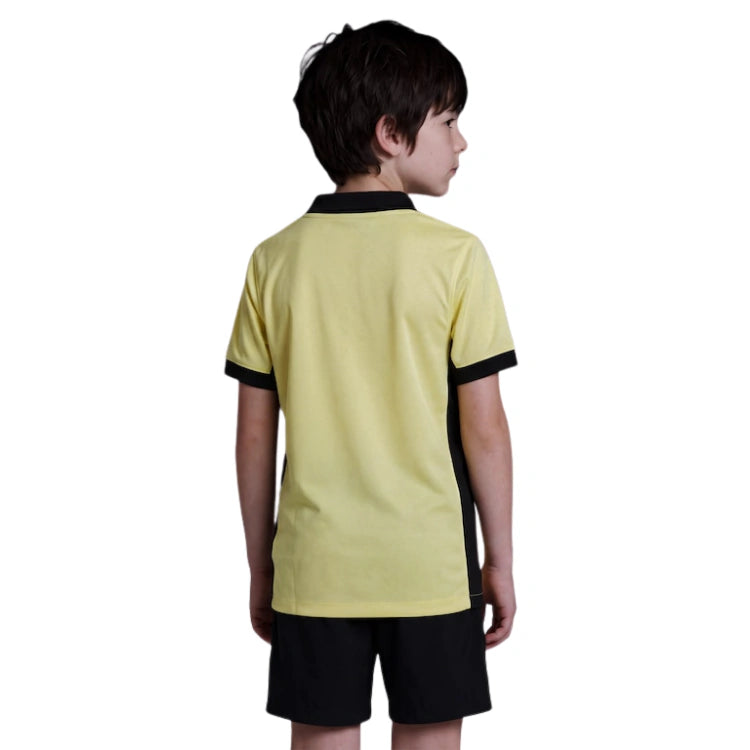 Kit Infantil Vasco III 2026/27 Amarelo Camisa e Shorts - criança vestindo o kit, vista de costas