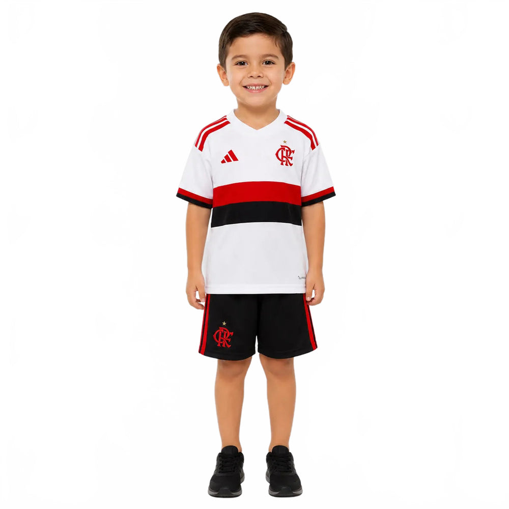 Kit Infantil Flamengo II 2026/27 Branco Camisa e Shorts - criança vestindo o kit