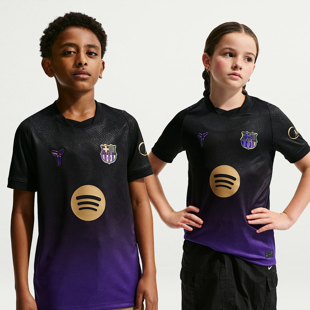 Kit Infantil Barcelona II 2026/27 Preto e Roxo Camisa e Shorts - criança vestindo o kit