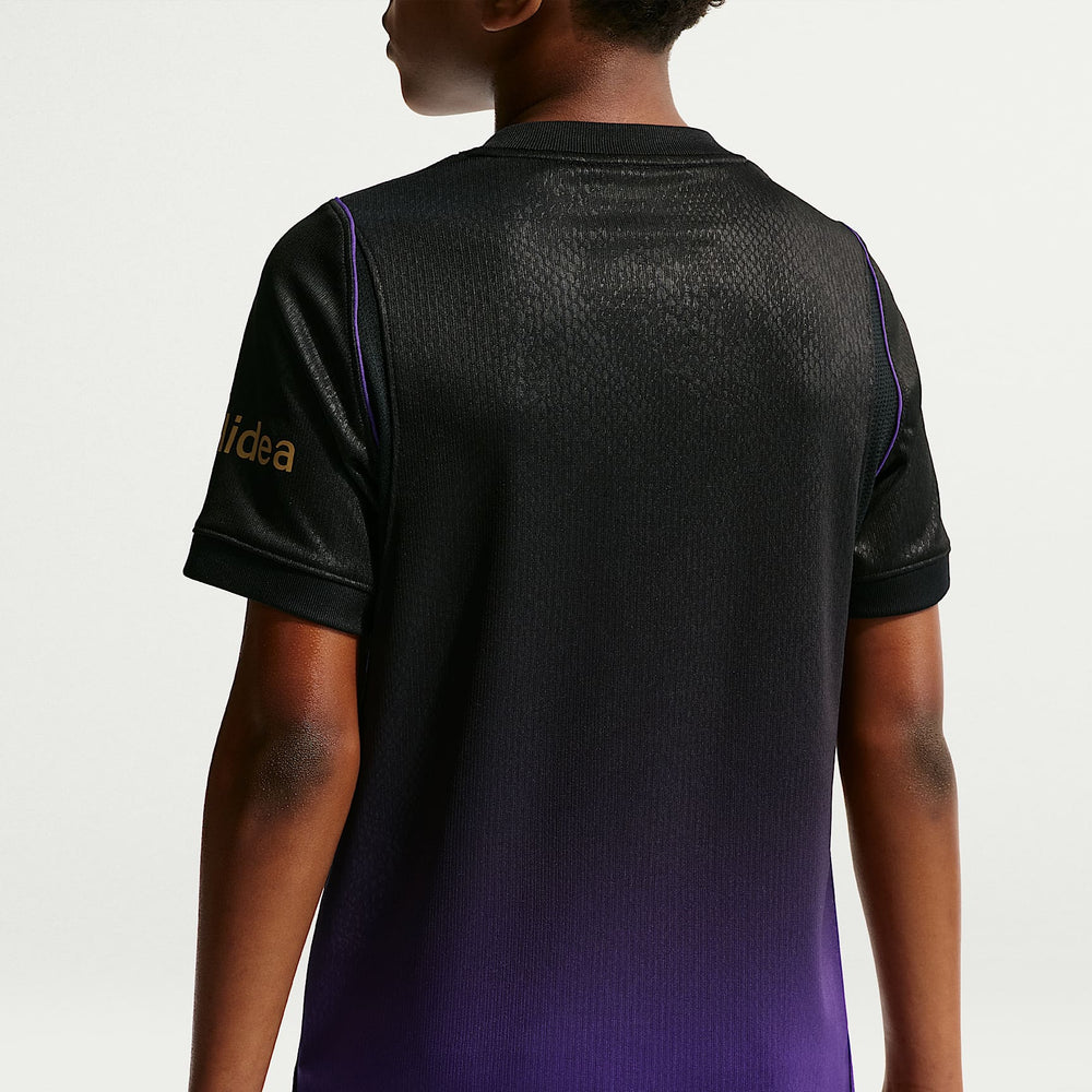 Kit Infantil Barcelona II 2026/27 Preto e Roxo Camisa e Shorts - criança vestindo o kit, vista de costas