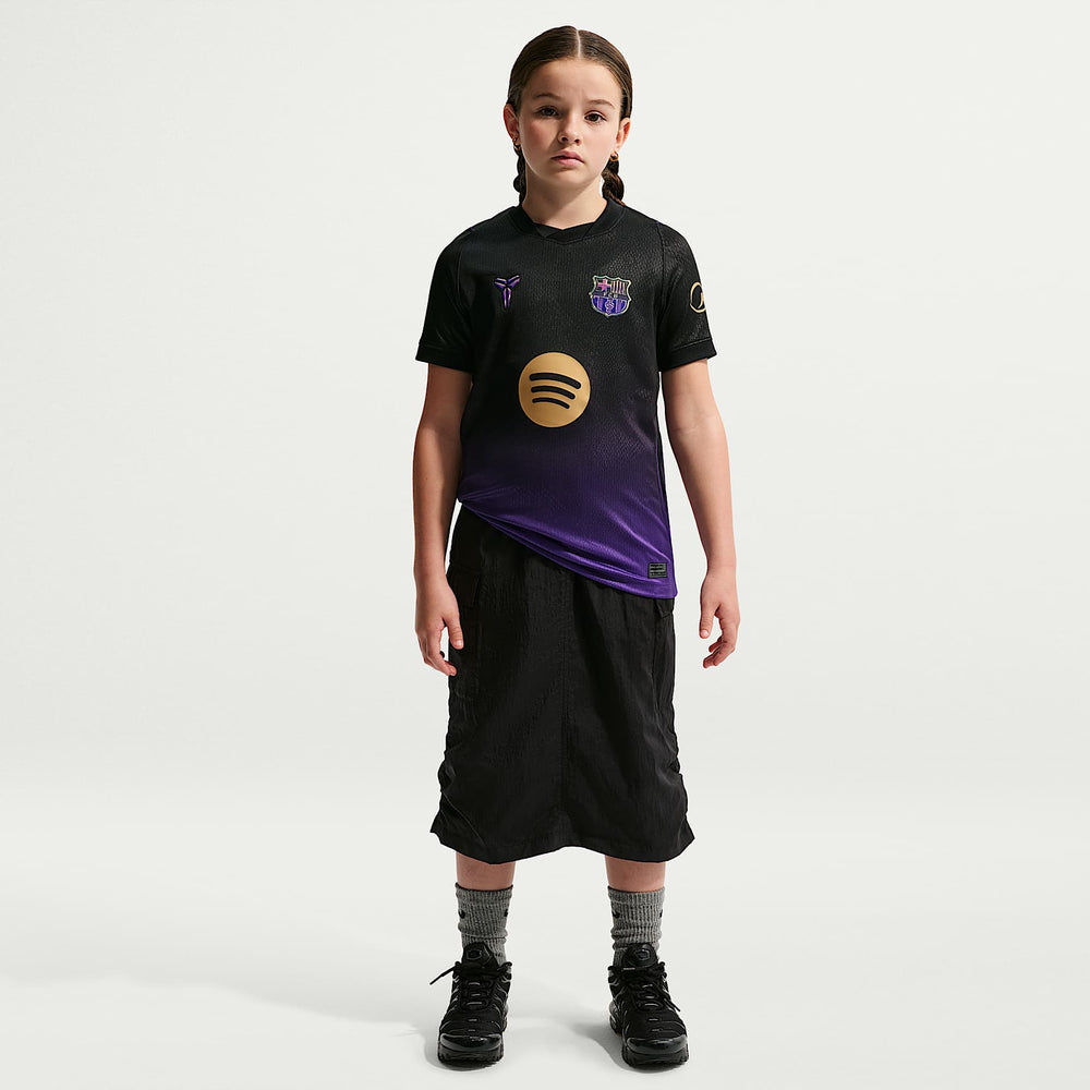 Kit Infantil Barcelona II 2026/27 Preto e Roxo Camisa e Shorts - criança vestindo o kit, corpo inteiro