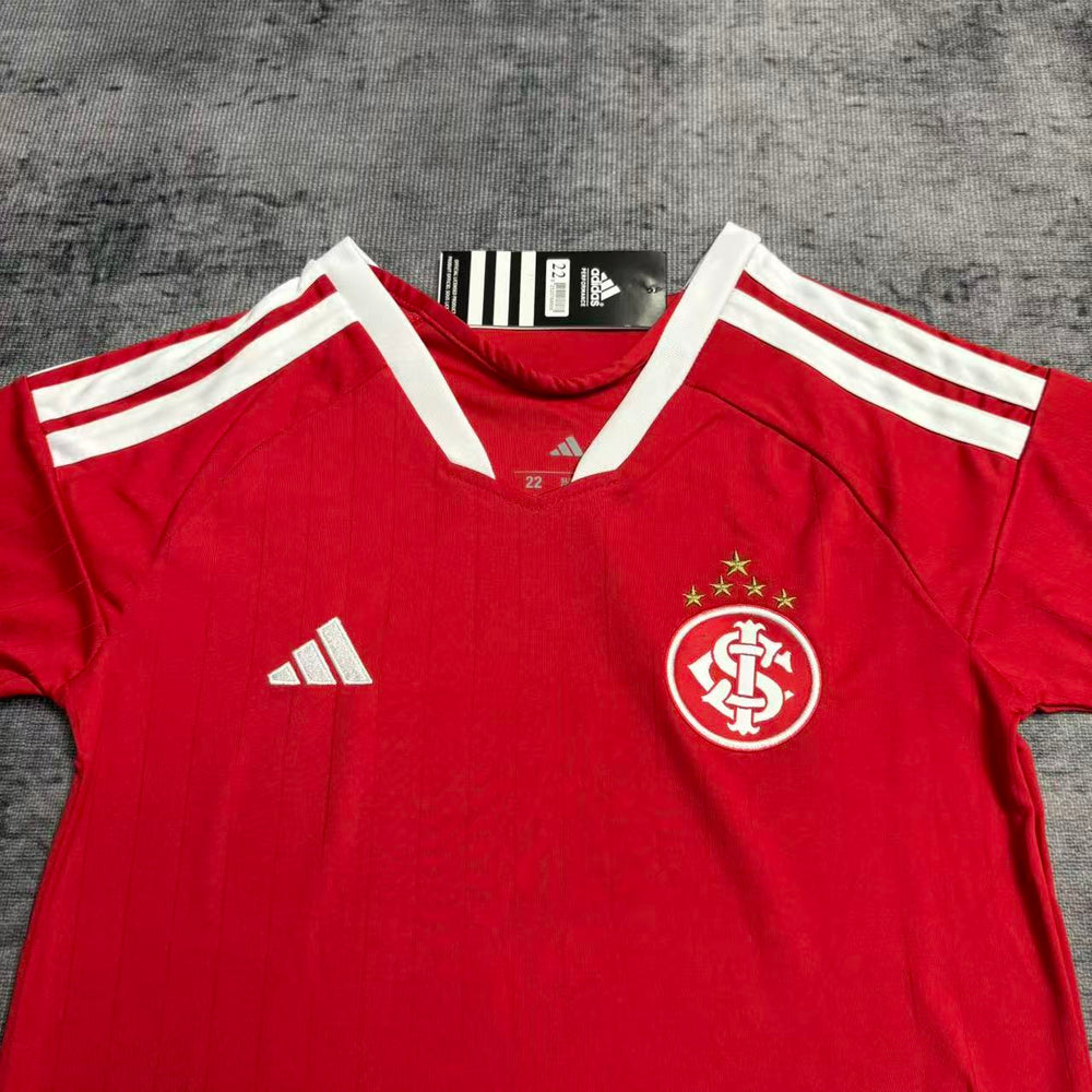 Kit Infantil Internacional I 2026/27 Vermelho Camisa e Shorts - detalhe da gola