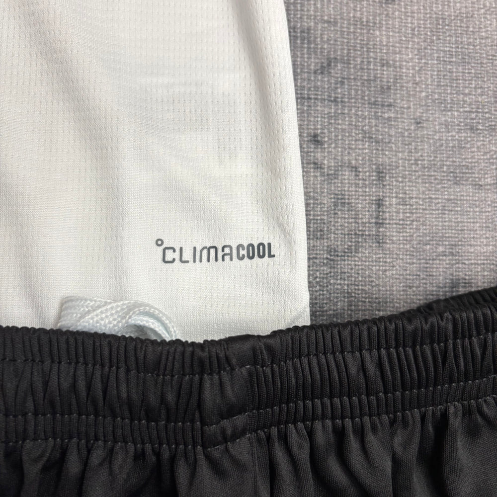 Kit Infantil Flamengo II 2026/27 Branco Camisa e Shorts - detalhe do shorts