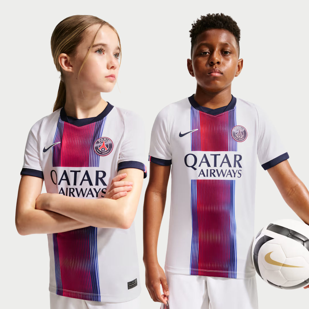 Kit Infantil PSG II 2026/27 Branco Camisa e Shorts - criança vestindo o kit