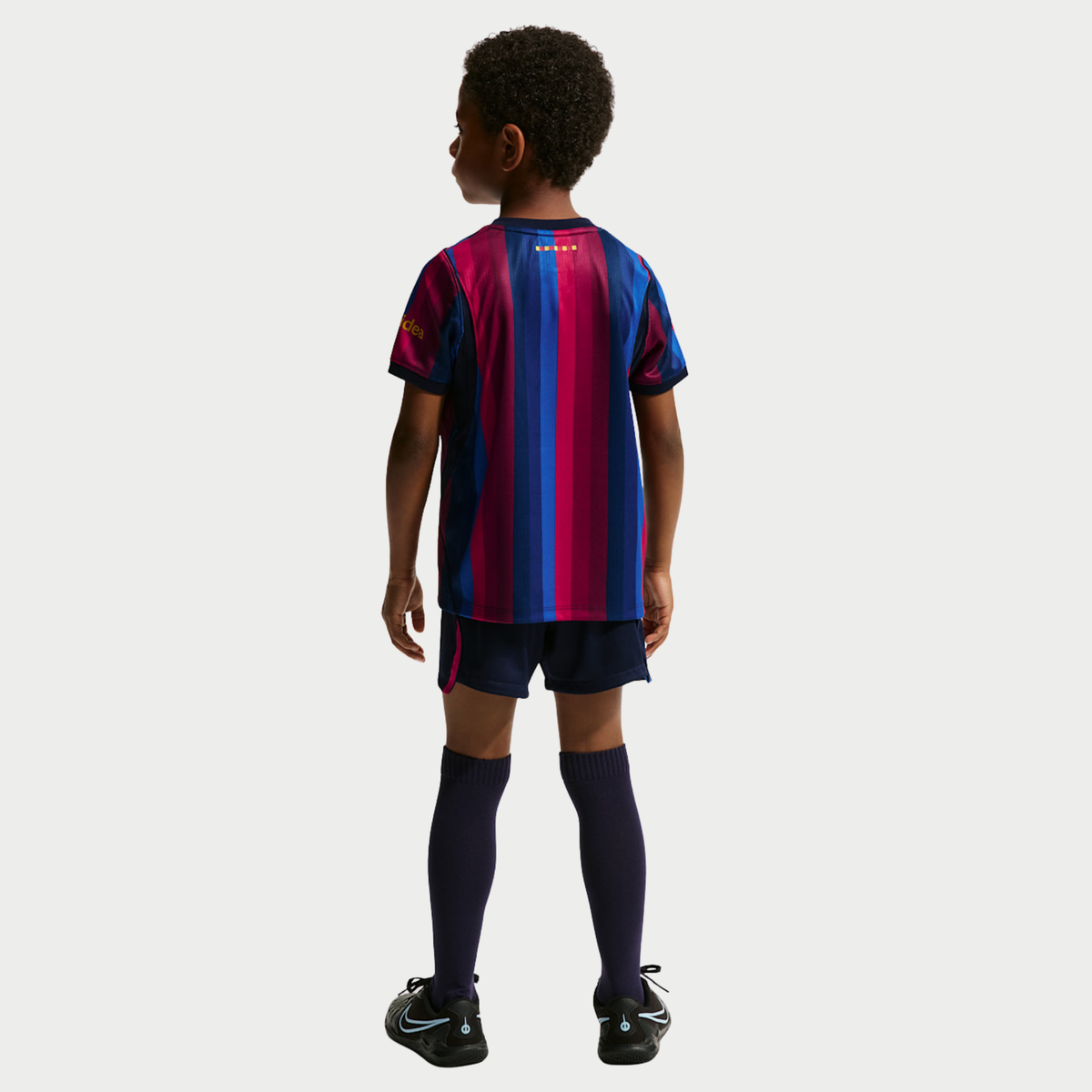 Kit Infantil Barcelona I 2026/27 Azul e Grená Camisa e Shorts - detalhes de acabamento 2